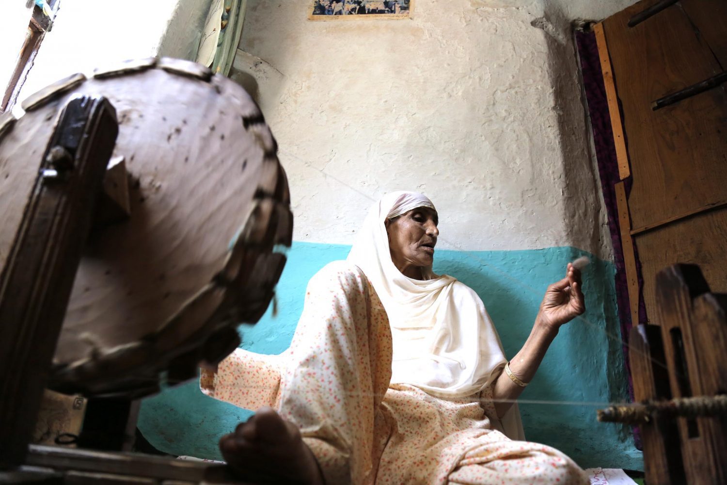 Raja Begum (70), one such craftswoman, in order to make ends meet, has been spinning wool into yarn from the past 40 years.