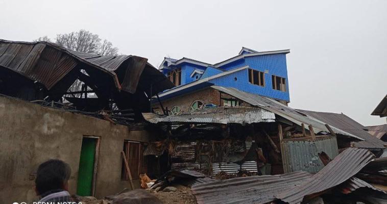 Midnight fire guts residential house, cowshed in Bandipora