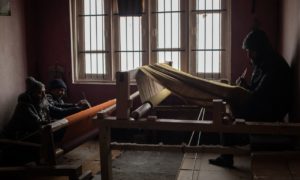 Pashmina weaving weaver handloom craftsmen kaani shawl kashmir