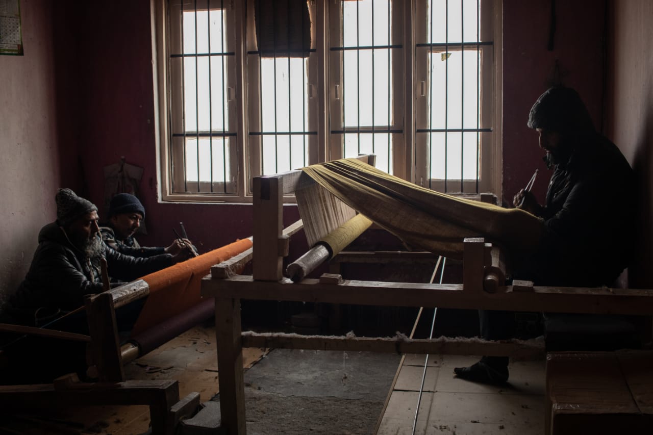 Pashmina weaving weaver handloom craftsmen kaani shawl kashmir